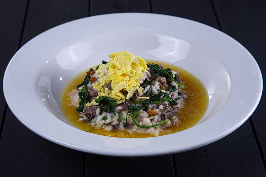 Risoto de rabada com farinha de mandioca flocada e redução de tucupi picante
